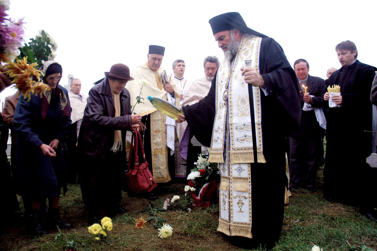 Comuniune şi milostenie la Cimitirul Şerbăneşti din Bacău