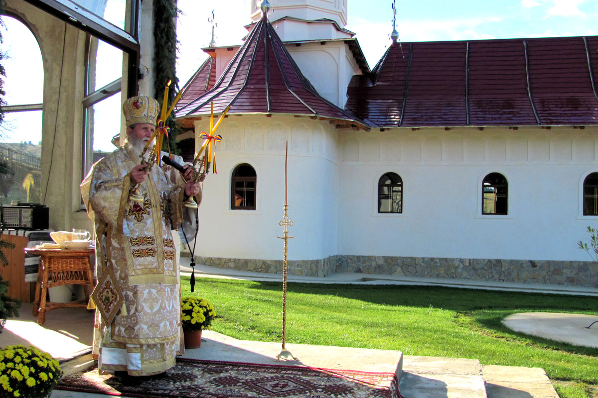 Slujbă arhierească la Schitul Secrieş