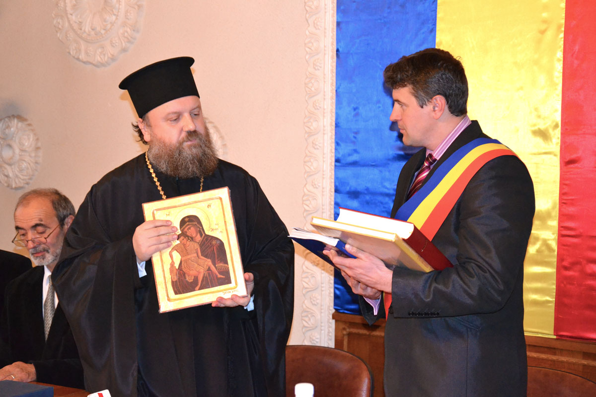 Arhimandritul Timotei Aioanei a devenit cetăţean de onoare al municipiului Fălticeni
