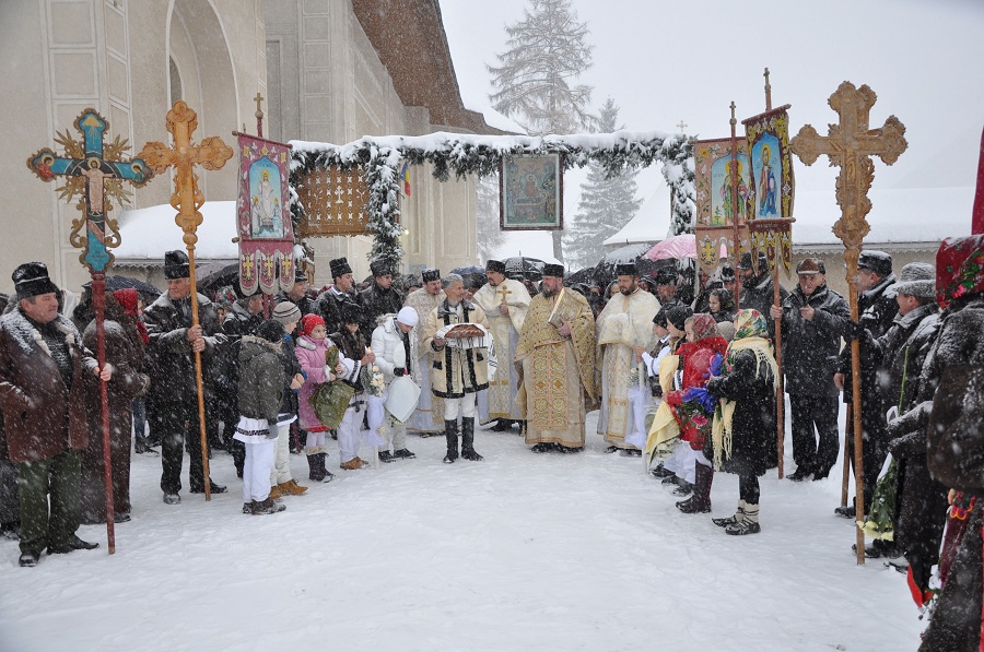 Liturghie arhierească şi sfinţire de agheazmatar la Vicovu de Sus