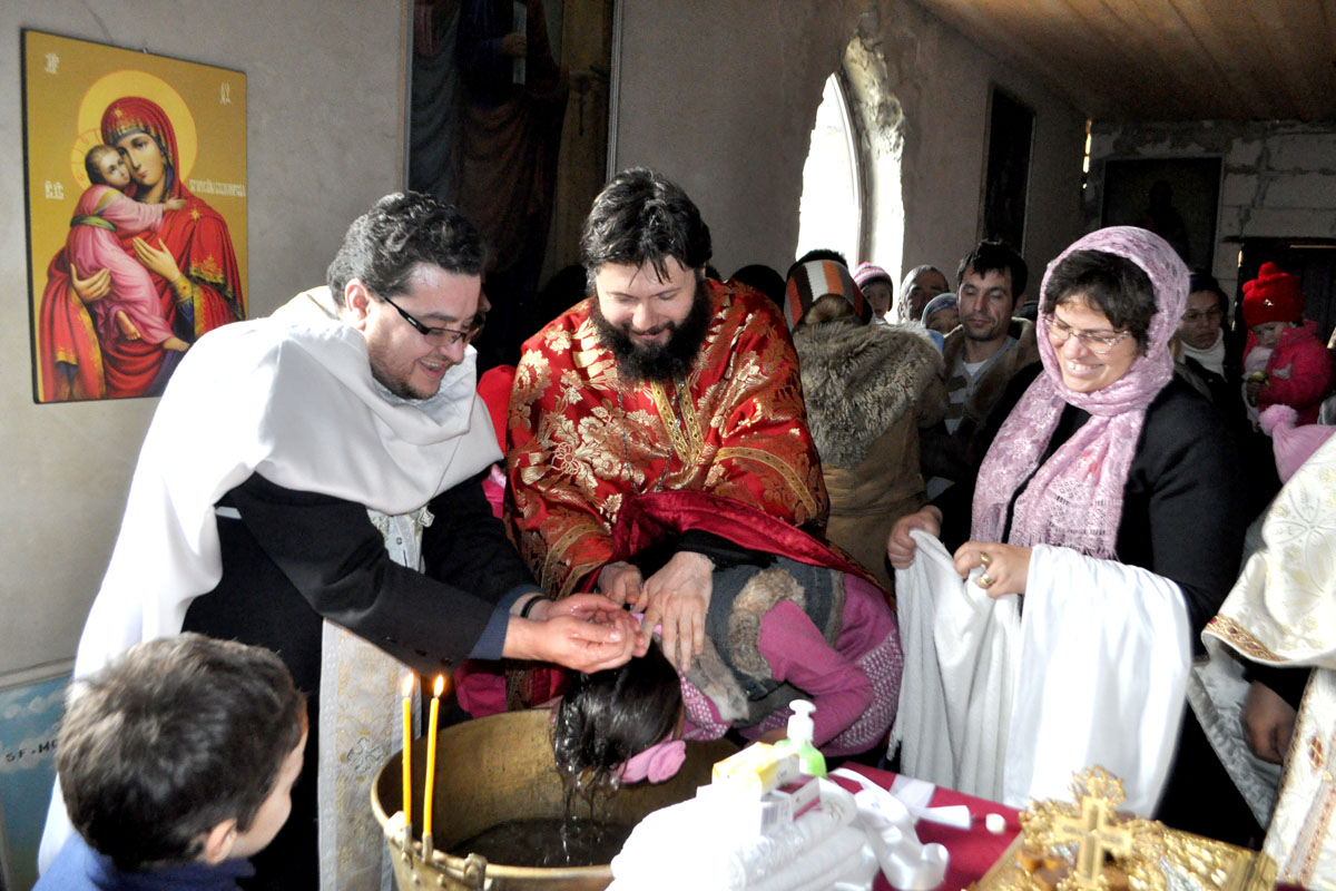 Haină luminoasă a botezului pentru cinci copii din Vadu Vejii