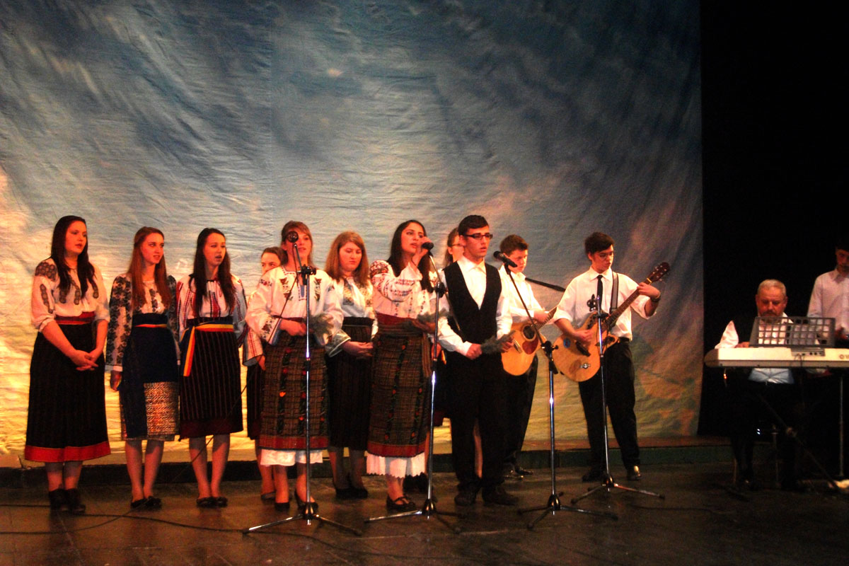 Elevii Seminarului Teologic Ortodox „Sfântul Gheorghe“ au vestit Naşterea Domnului