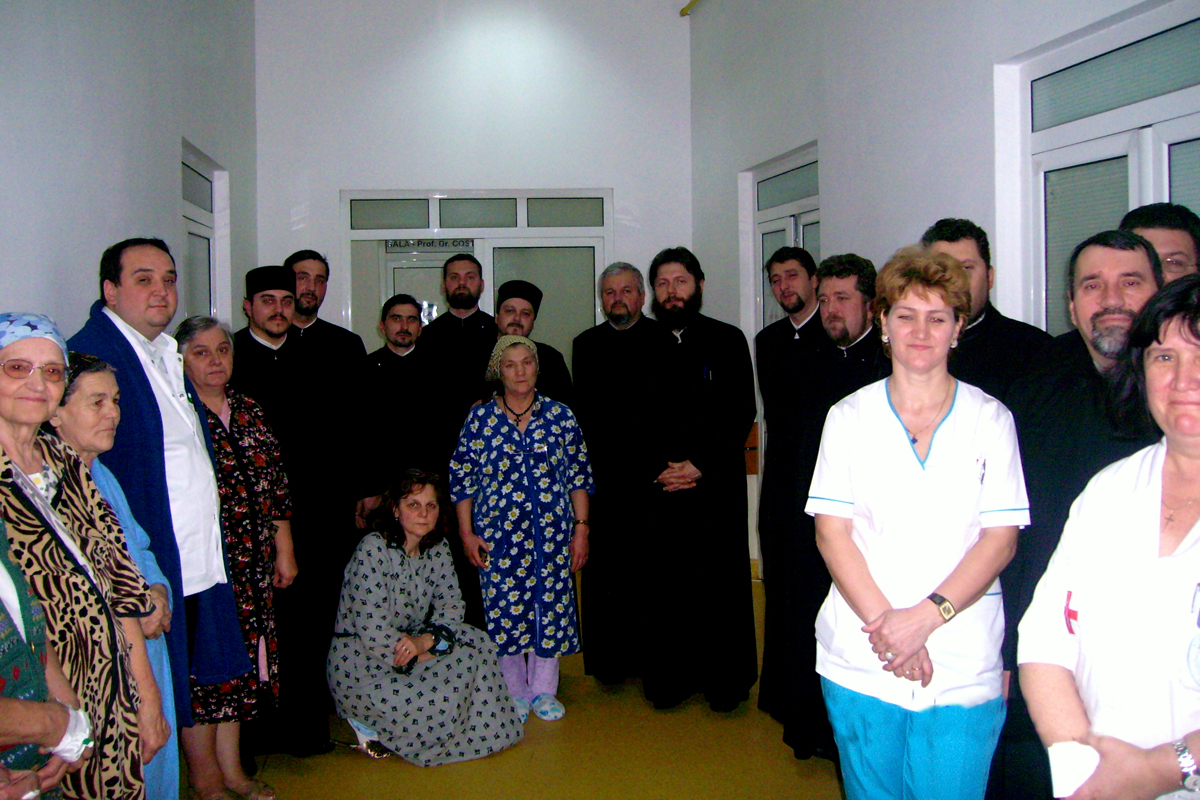 Corul „Laudă Preasfintei Treimi“ a colindat pacienţii din două spitale ieşene