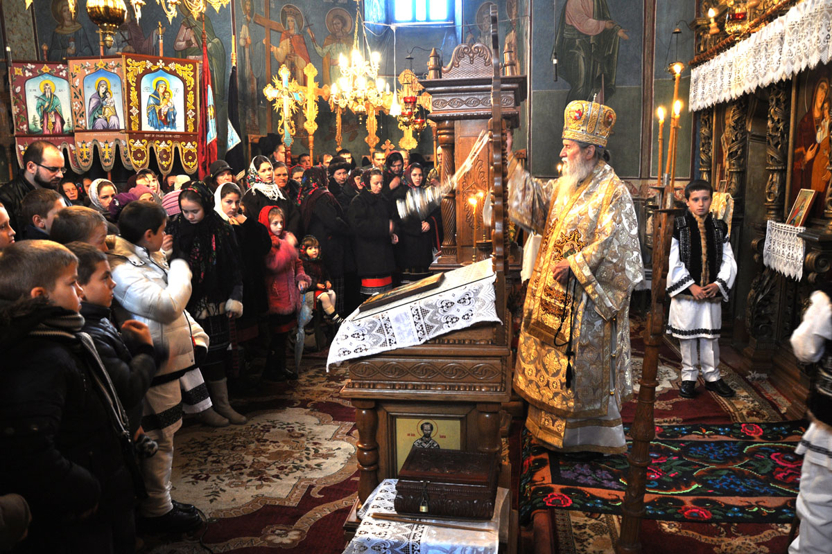 Liturghie arhierească şi sfinţire de agheazmatar la Vicovu de Sus
