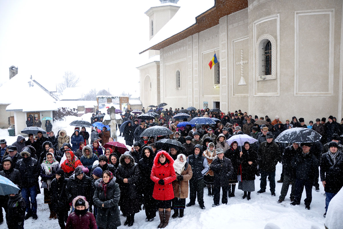 Liturghie arhierească şi sfinţire de agheazmatar la Vicovu de Sus