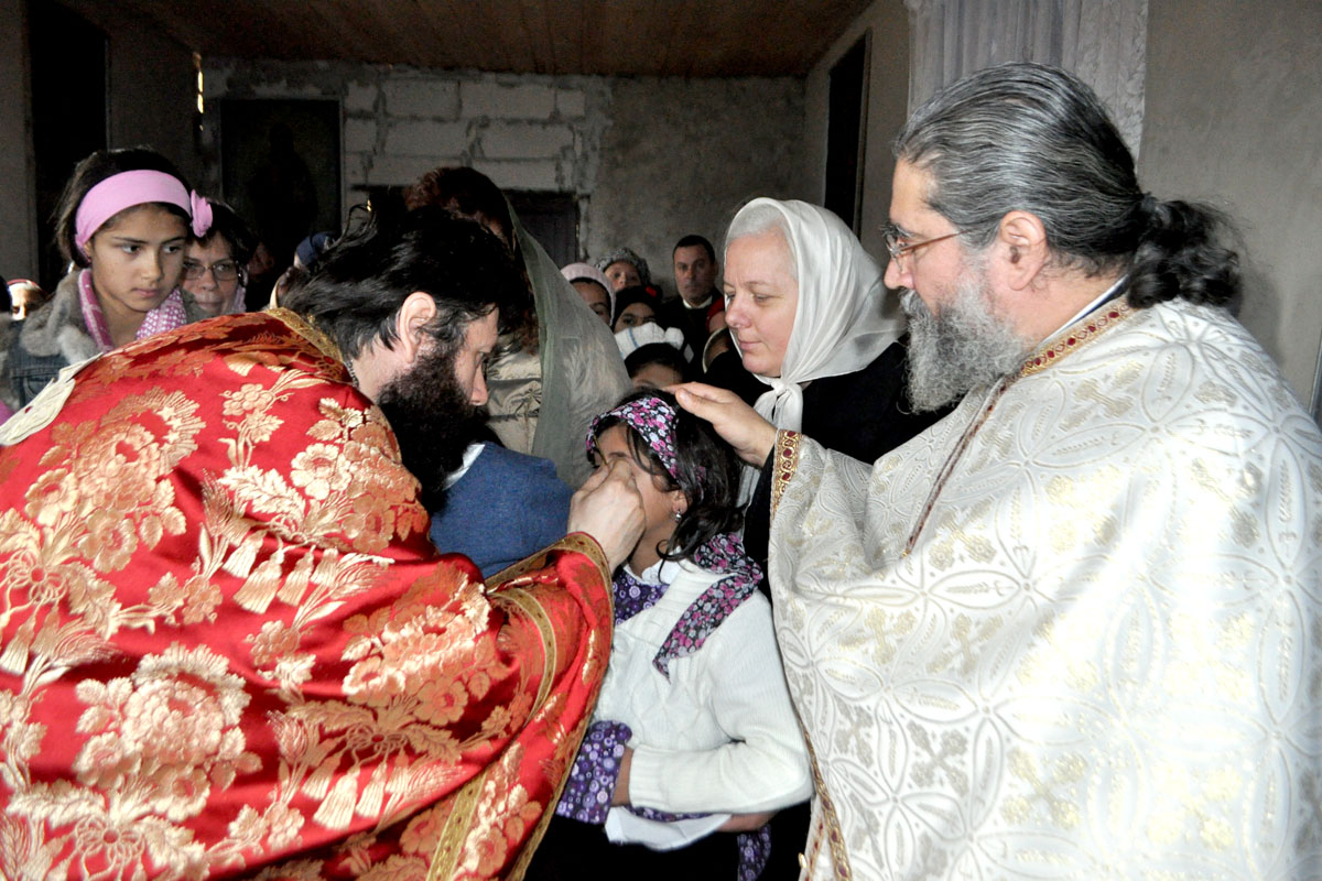 Haină luminoasă a botezului pentru cinci copii din Vadu Vejii