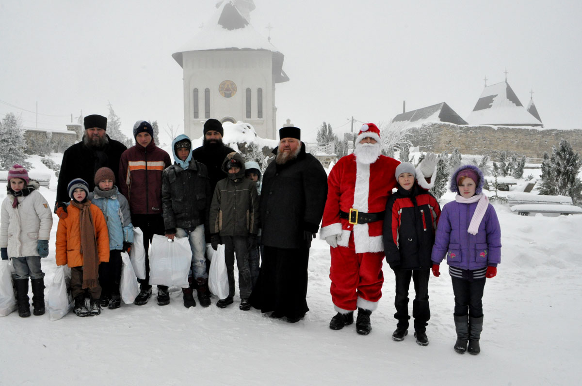 Bucurie pentru 500 de copii la Mănăstirea Hadâmbu