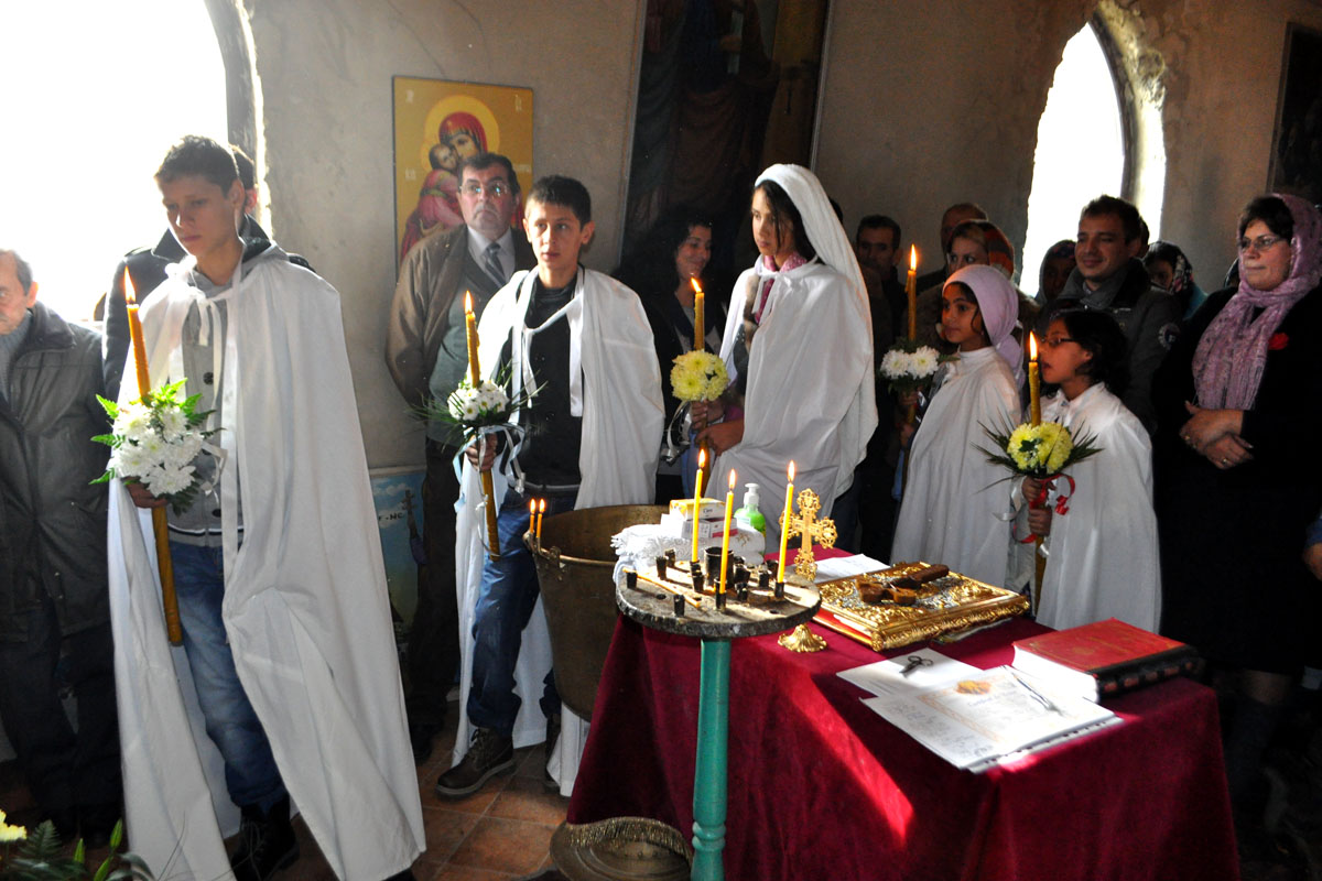 Haină luminoasă a botezului pentru cinci copii din Vadu Vejii