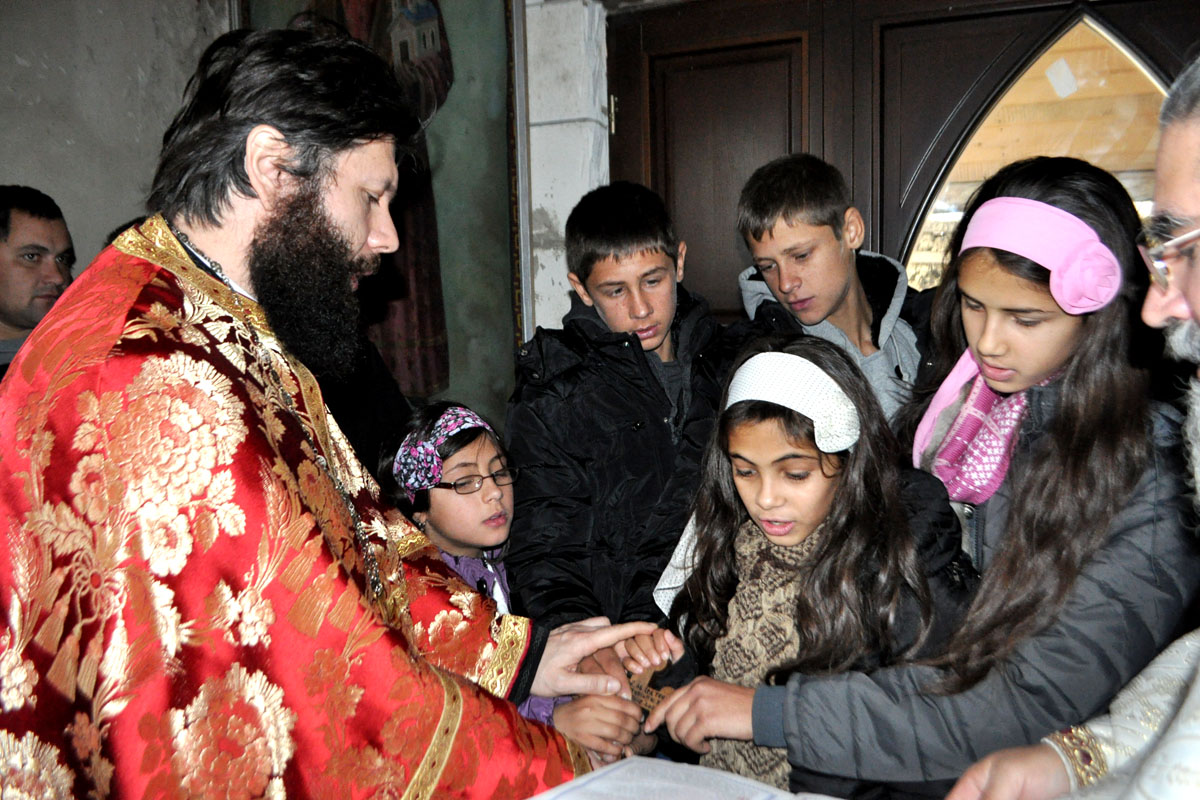 Haină luminoasă a botezului pentru cinci copii din Vadu Vejii