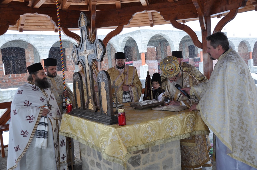 Liturghie arhierească şi sfinţire de agheazmatar la Vicovu de Sus