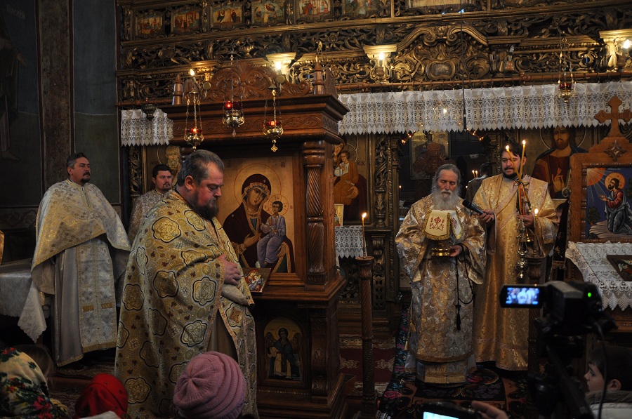 Liturghie arhierească şi sfinţire de agheazmatar la Vicovu de Sus