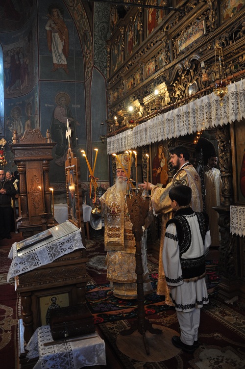 Liturghie arhierească şi sfinţire de agheazmatar la Vicovu de Sus