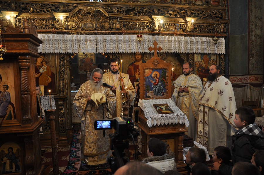 Liturghie arhierească şi sfinţire de agheazmatar la Vicovu de Sus