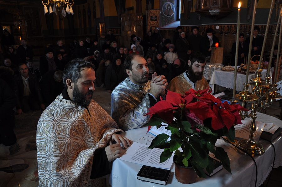 Slujbă în sobor la parohia Filioara, comuna Agapia