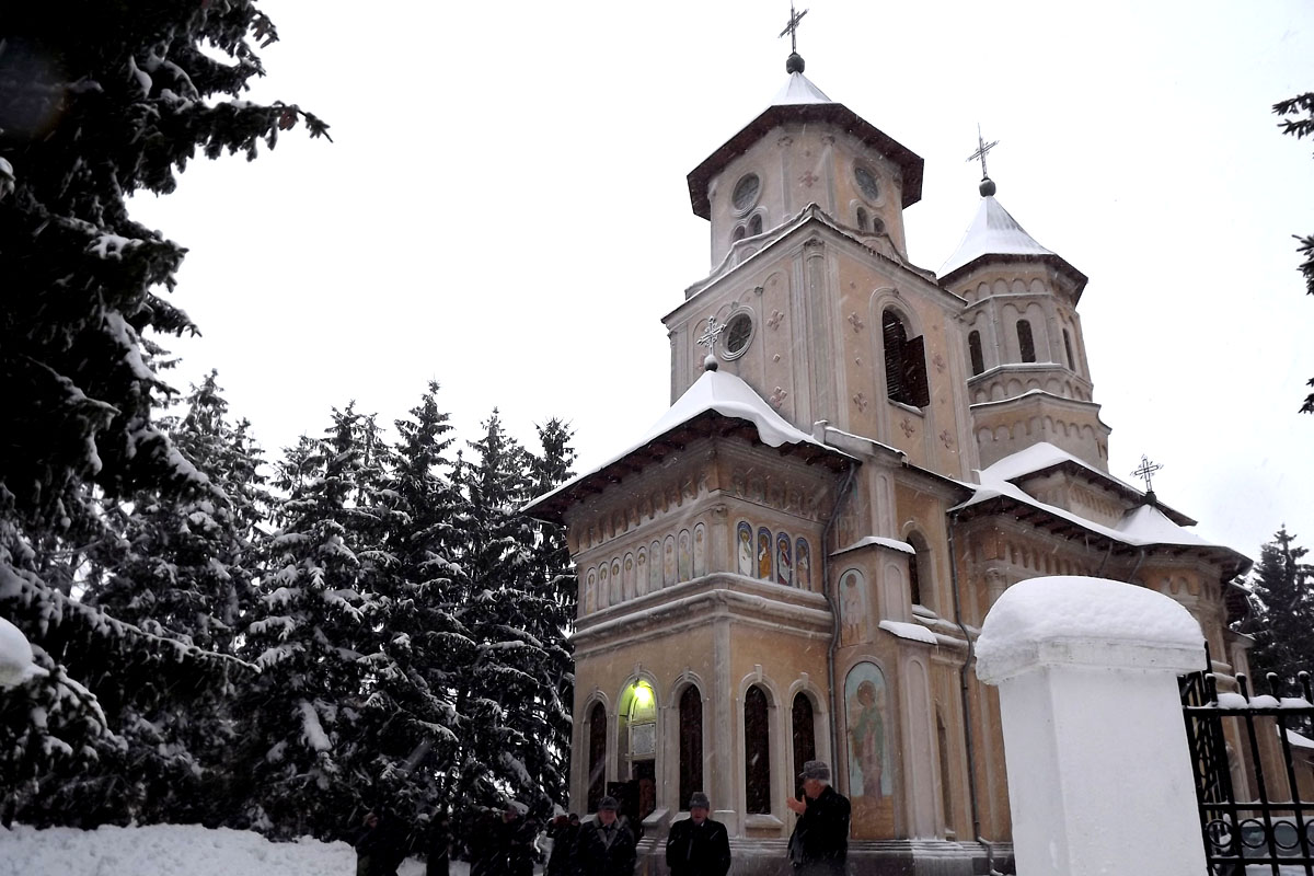 Liturghie arhierească la parohia „Adormirea Maicii Domnului“ din Paşcani