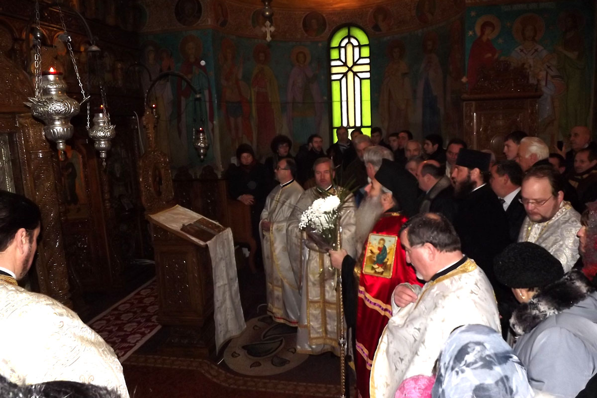 Liturghie arhierească la parohia „Adormirea Maicii Domnului“ din Paşcani