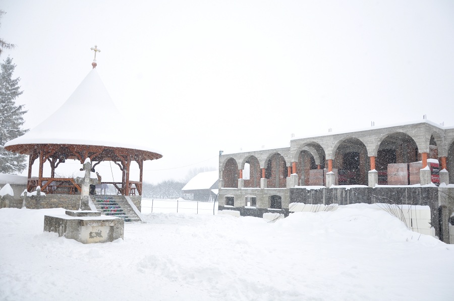 Liturghie arhierească şi sfinţire de agheazmatar la Vicovu de Sus