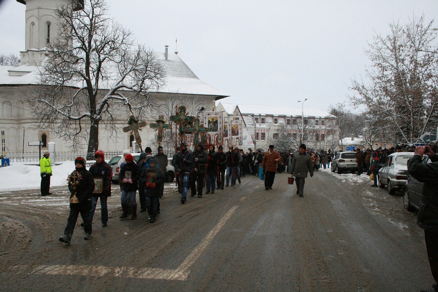 Boboteaza a adunat sute de credincioşi la râul Siret, judeţul Suceava