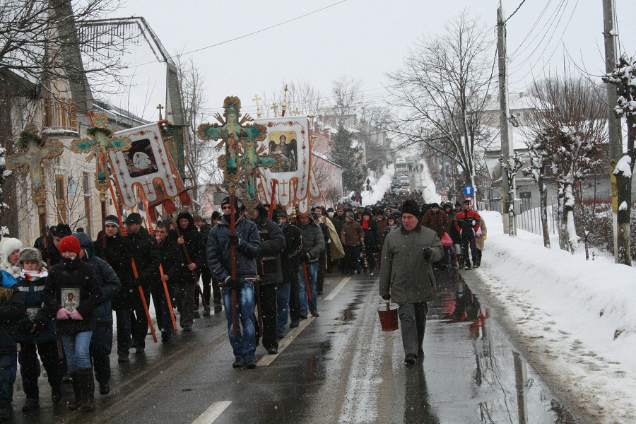 Boboteaza a adunat sute de credincioşi la râul Siret, judeţul Suceava