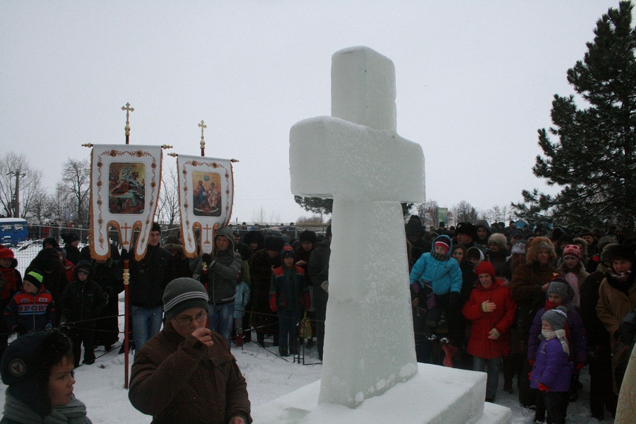 Boboteaza a adunat sute de credincioşi la râul Siret, judeţul Suceava