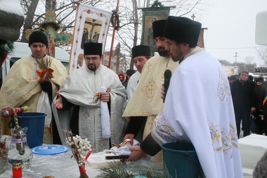 Boboteaza a adunat sute de credincioşi la râul Siret, judeţul Suceava