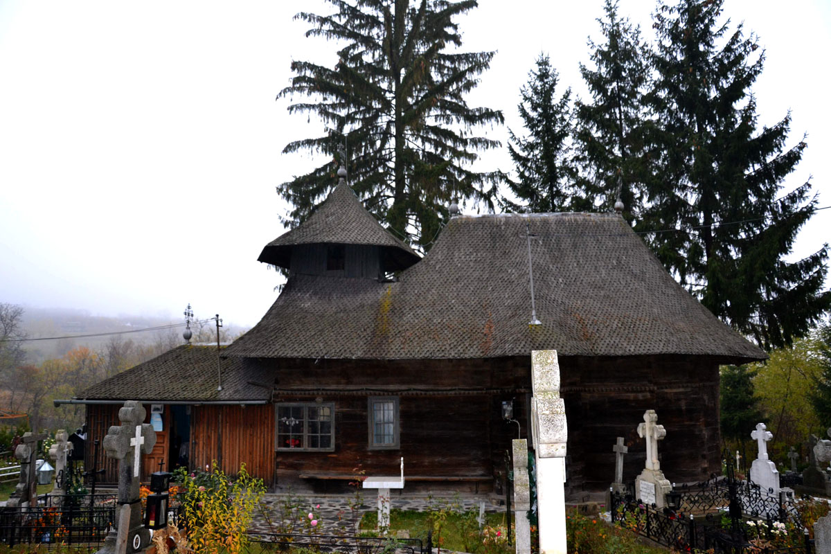 Bisericuţa din satul slatinelor