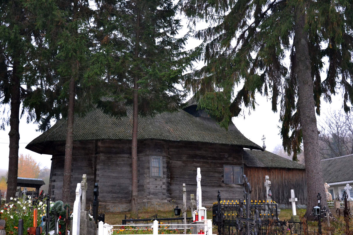 Bisericuţa din satul slatinelor