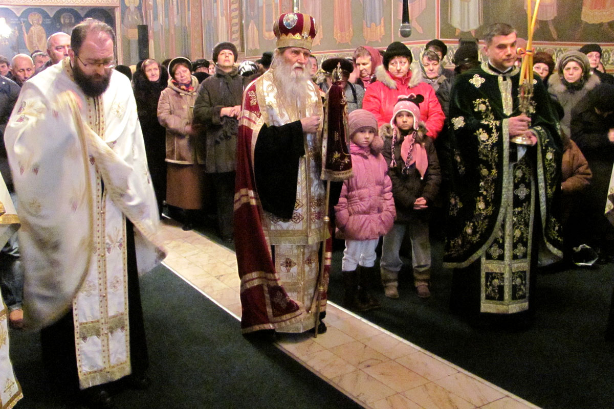 „Sfinţii Trei Ierarhi ne învaţă să păstrăm credinţa în duhul adevărului“