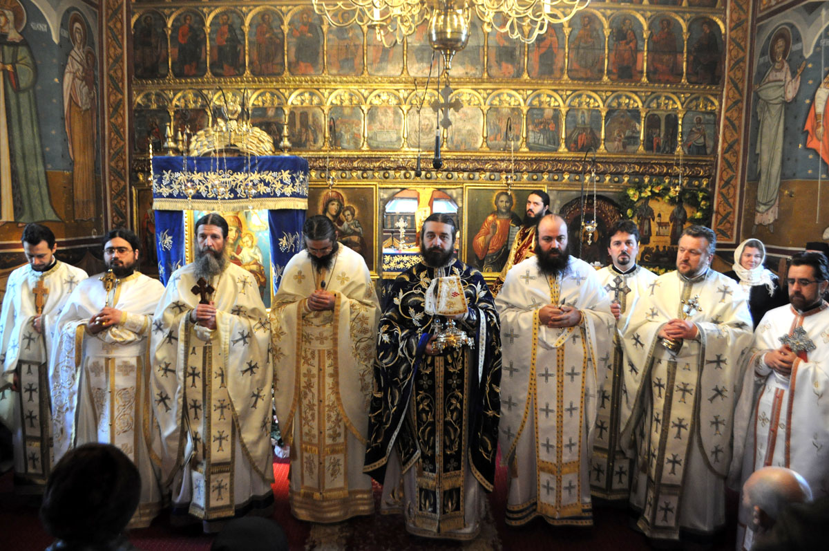 „Sfinţii Atanasie şi Chiril ne-au oferit o mărturie de trăire a credinţei“