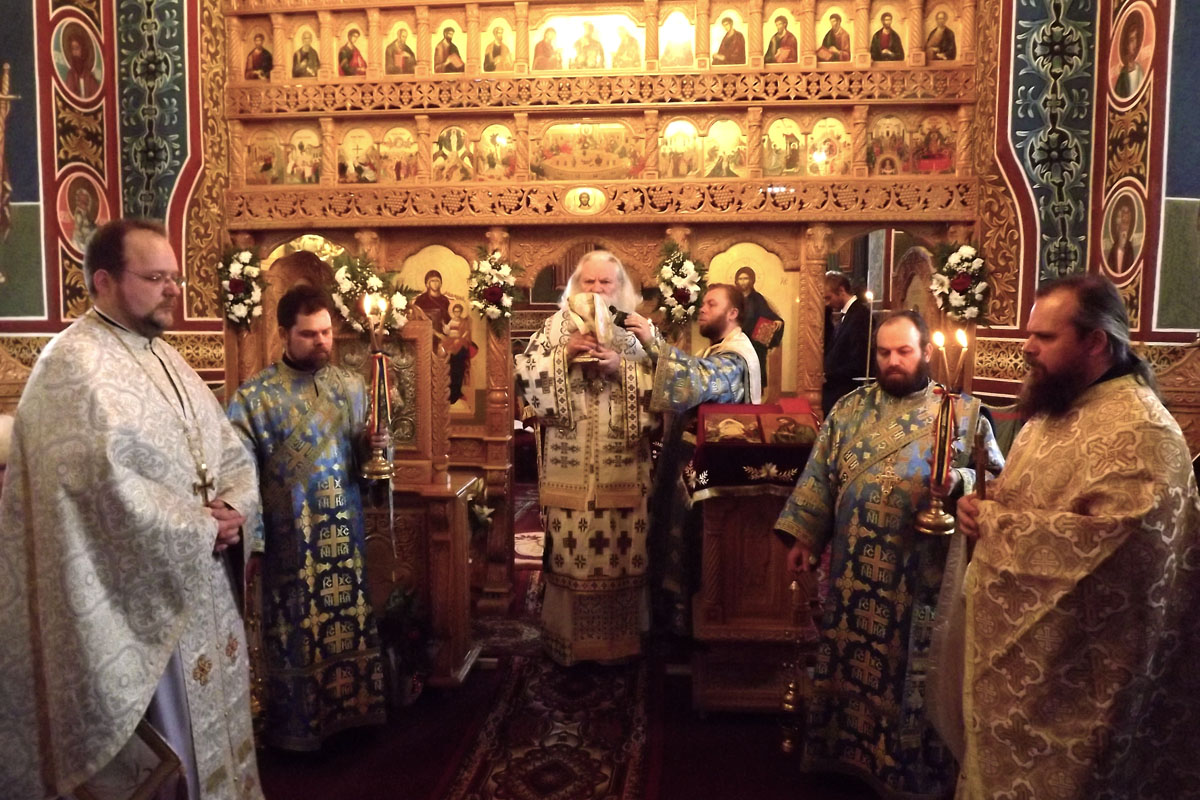 Liturghie arhierească la hramul Bisericii „Sfântul Ioan Botezătorul“ din Paşcani