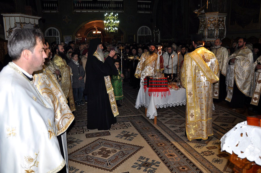 Slujbe de seară oficiate de IPS Mitropolit Teofan