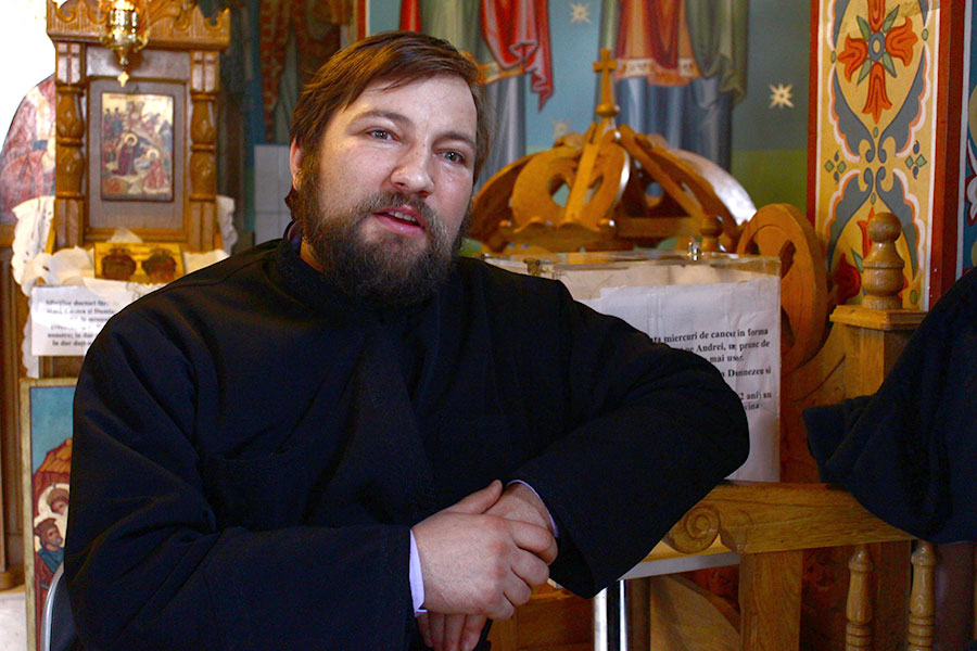 „Întotdeauna, atunci când aflăm că o femeie este însărcinată, trebuie să o îmbrăţişăm, să fim conştienţi că în ea lucrează deja harul lui Dumnezeu, când pruncul este acolo” - Părintele Dan Damaschin, preot misionar la Spitalul Clinic de Obstetrică-Ginecologie „Cuza-Vodă, Iaşi Misiunea ProVita Iaşi la Maternitatea Cuza Vodă: un prunc din 100 este salvat de la moarte
