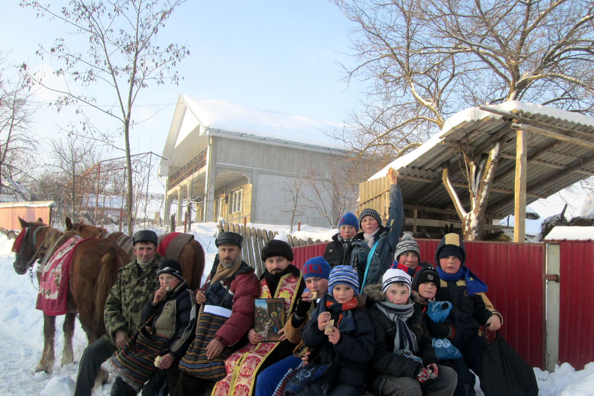 Glasurile bucuriei, pe uliţele satului Başeu