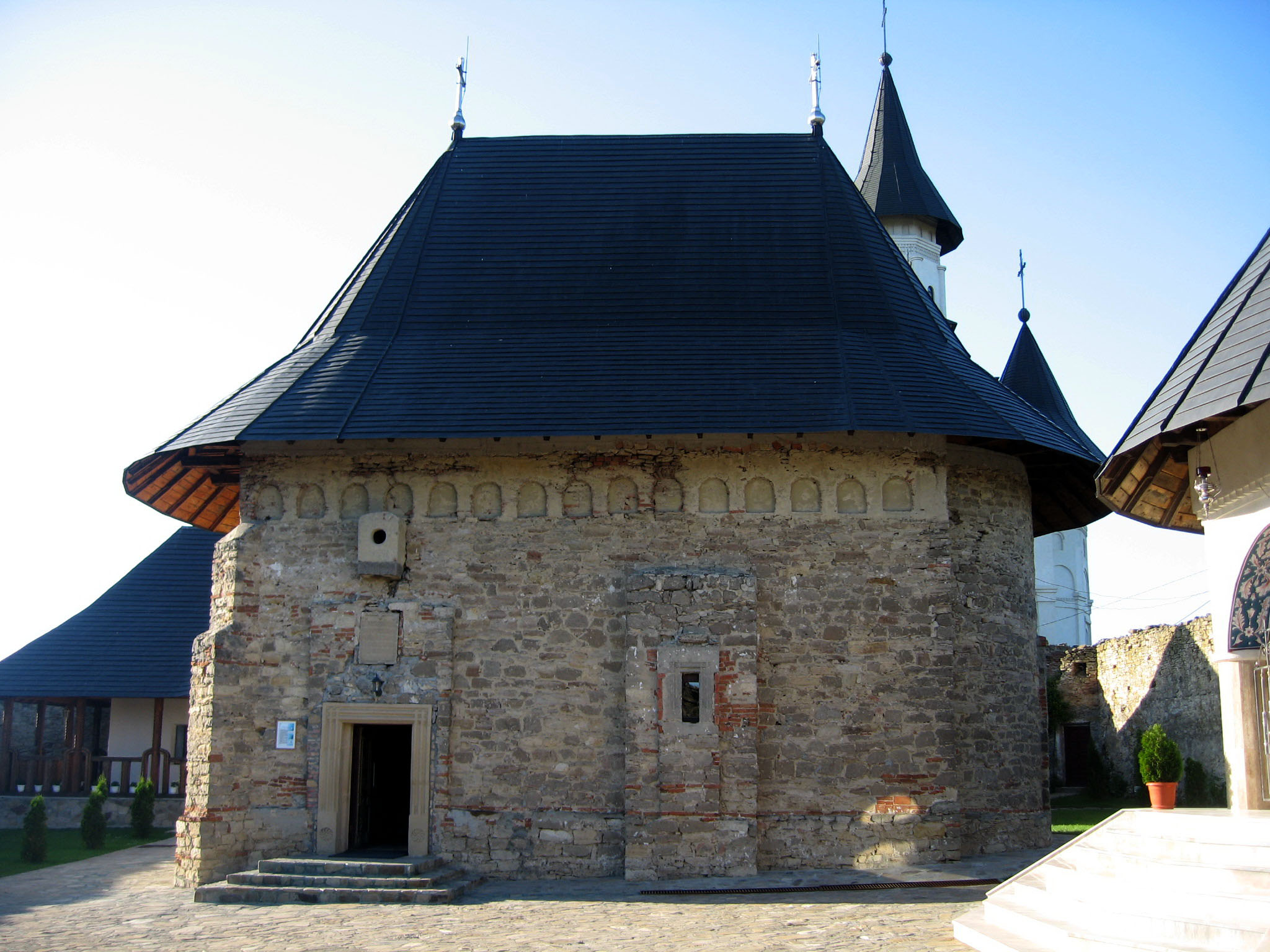 Primăvara cheamă pelerinii la drum