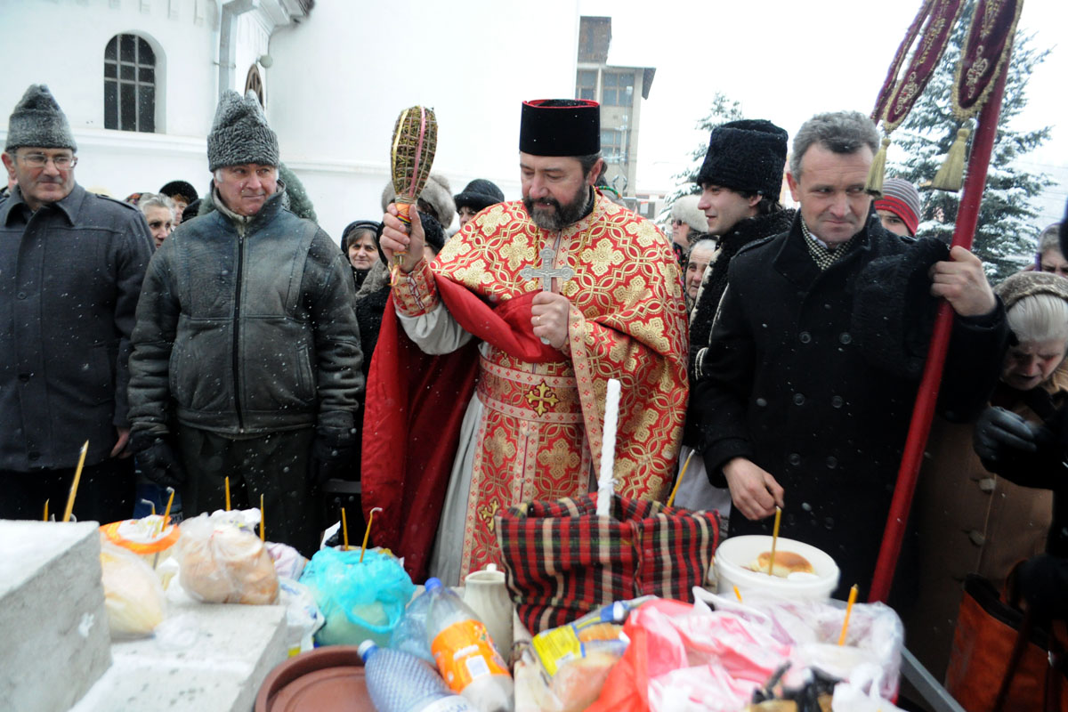 Făina şi tărâţea au fost binecuvântate la finalul slujbei „În fiecare an, am simţit ocrotirea Sfântului Haralambie“