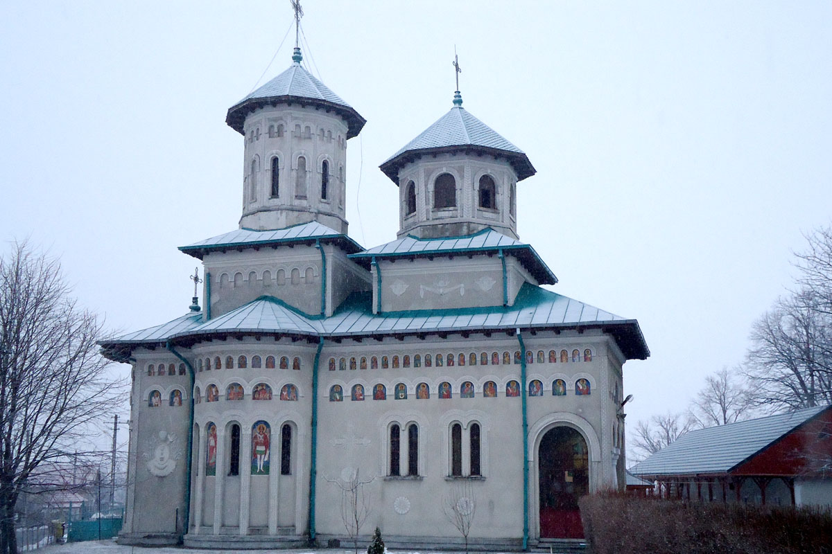 Slujbă arhierească în parohia Războieni