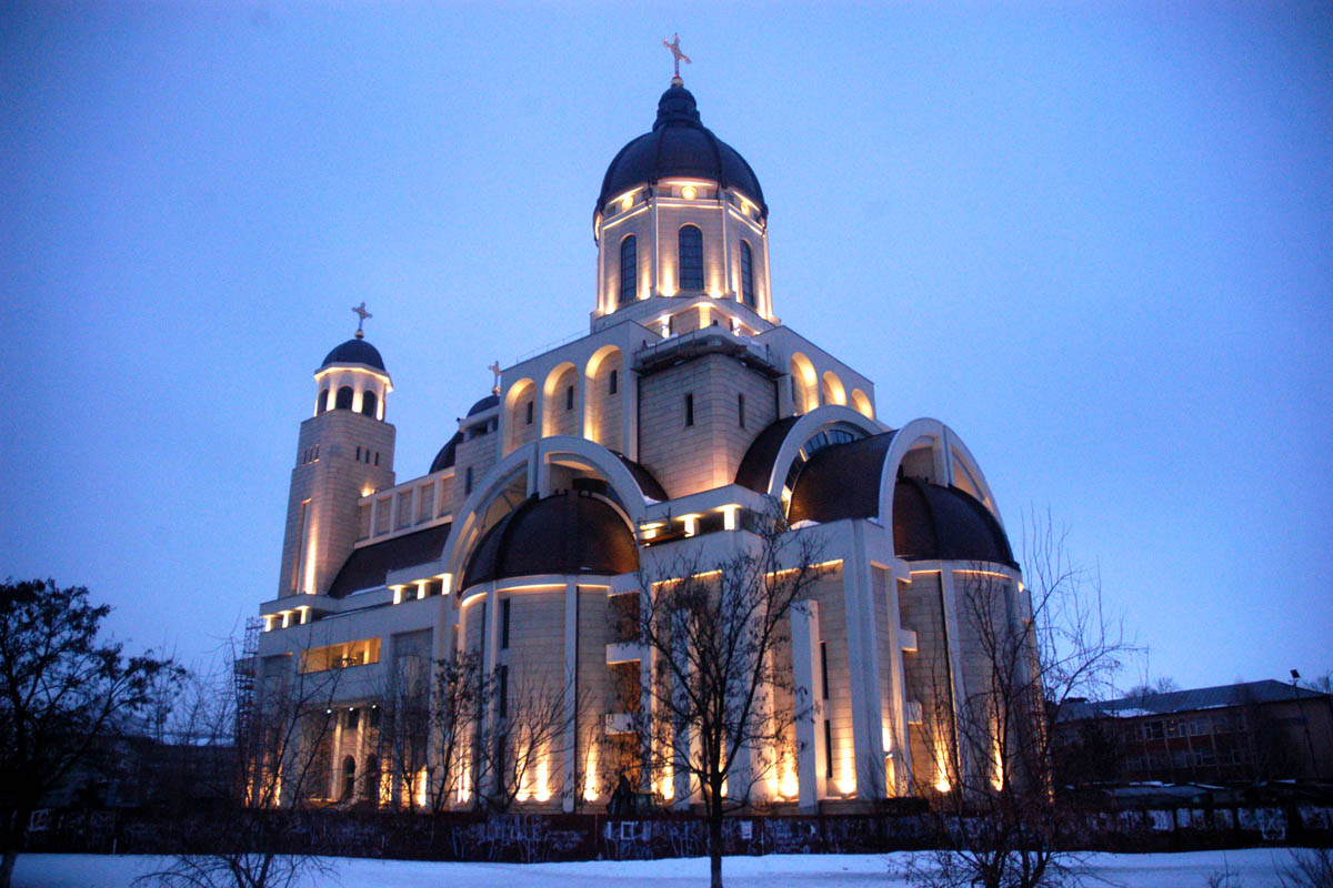 Preasfinţitul Ioachim Băcăuanul, în mijlocul credincioşilor din Bacău