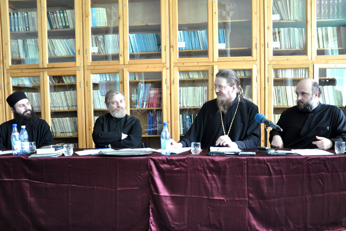 Părintele decan al Facultăţii de Teologie Ortodoxă din New York a conferenţiat la Iaşi