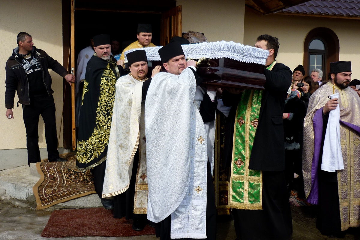 Sicriul cu trupul neînsufleţit a fost purtat în jurul bisericii „Părintele Ioan Bilauca a făcut din preoţie idealul cel mai sfânt al vieţii sale“