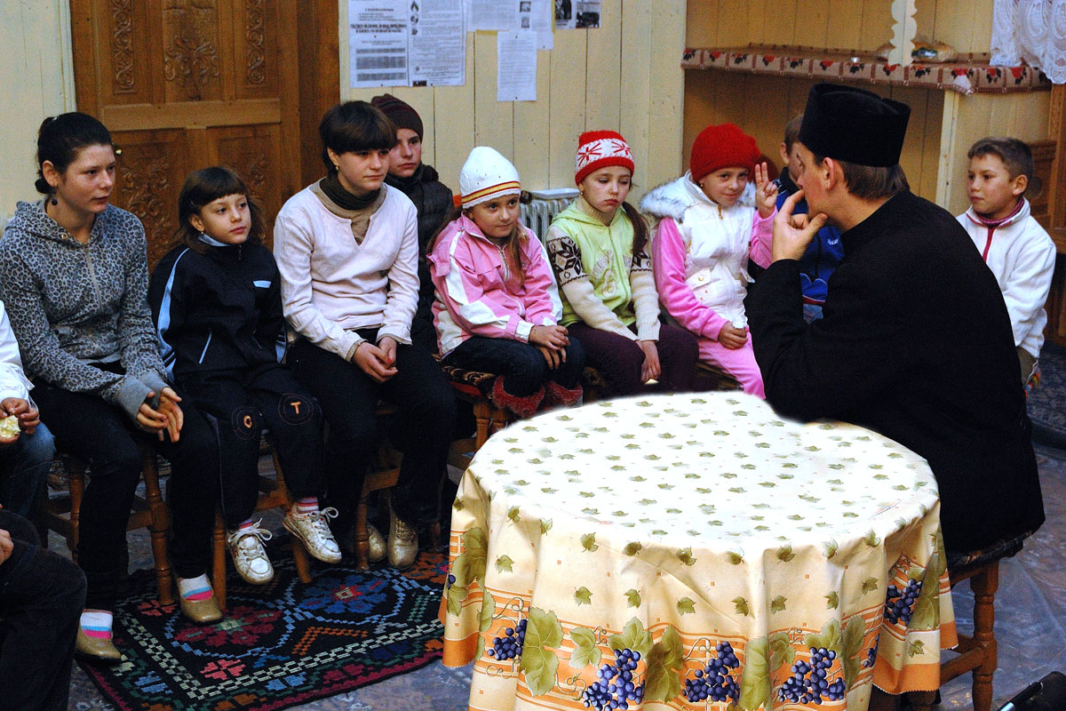 Întâlniri catehetice săptămânale în parohia Hârtop