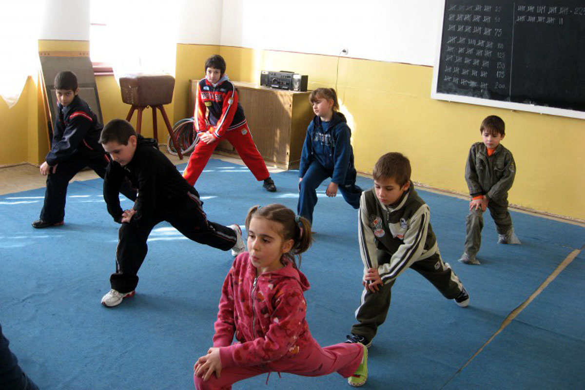 Patru ore de educaţie fizică pe săptămână