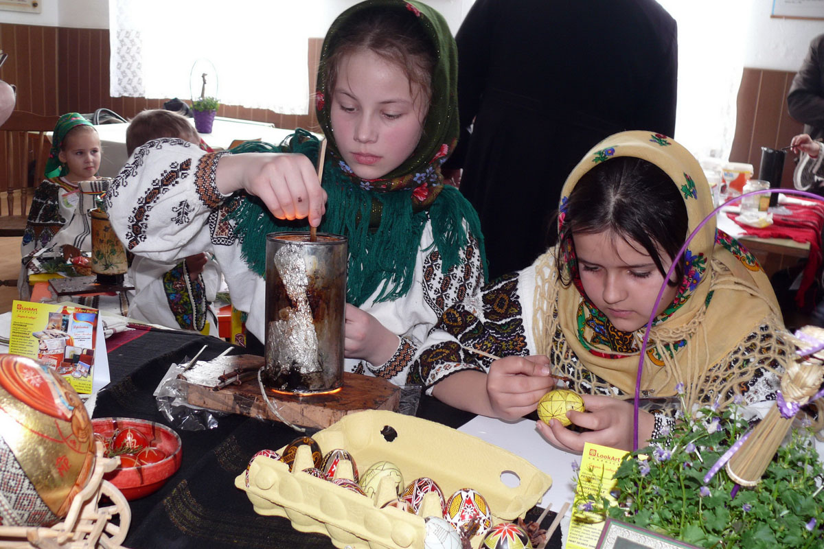 La Şcoala Ciocăneşti a fost organizat concursul „Tradiţie - Valoare sacră“ „Oul încondeiat nu poate fi despărţit de credinţă“