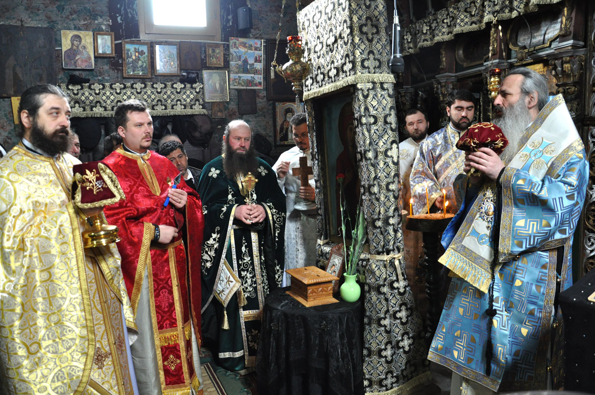 Hram la Mănăstirea Brădiceşti