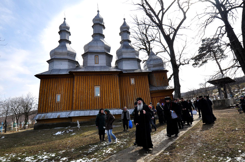 Hram la Mănăstirea Brădiceşti