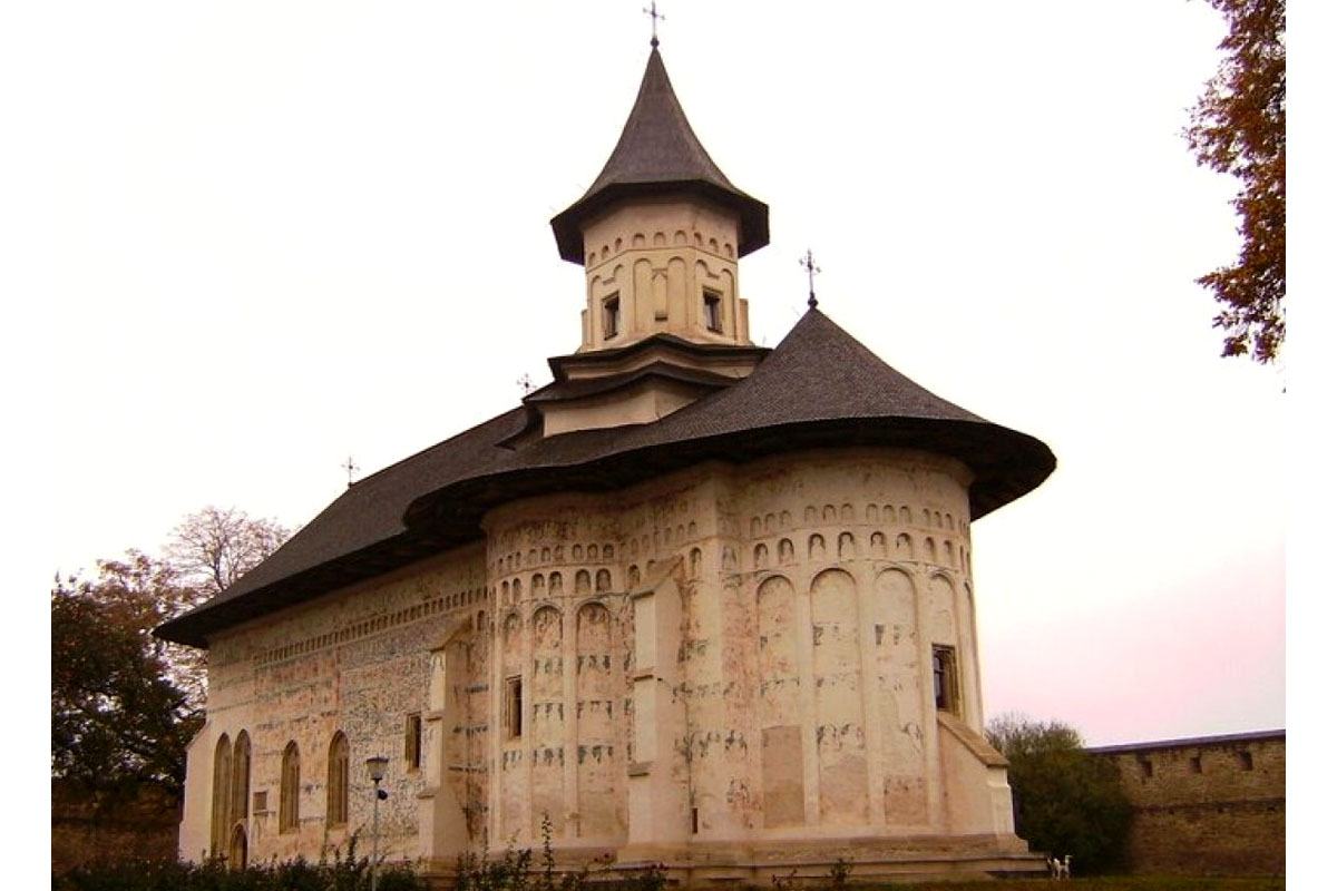 Biserica Mănăstirii Probota - foto: www.inbucovina.ro „Suntem datori să facem fapte de milostenie“