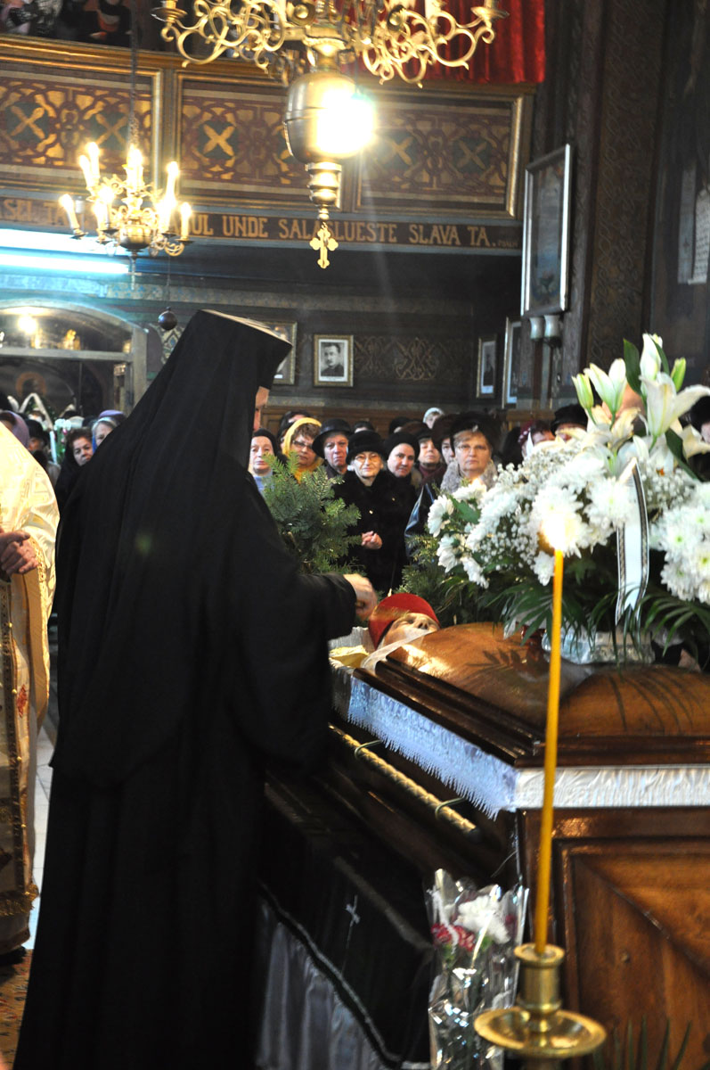 Părintele Ioan Pricop a fost condus pe ultimul drum