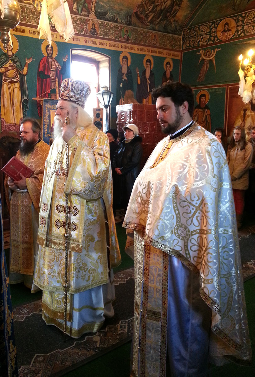 Liturghie arhierească în parohia Valea Lungă, Protopopiatul Iaşi 2