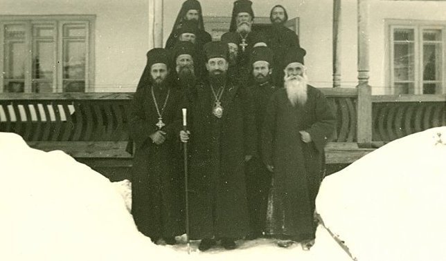 Mitropolitul Visarion Puiu, alături de ieromonahi de la Schitul Vovidenia, jud. Neamţ „Dorim readucerea mitropolitului Visarion Puiu în liniştea Vovideniei“