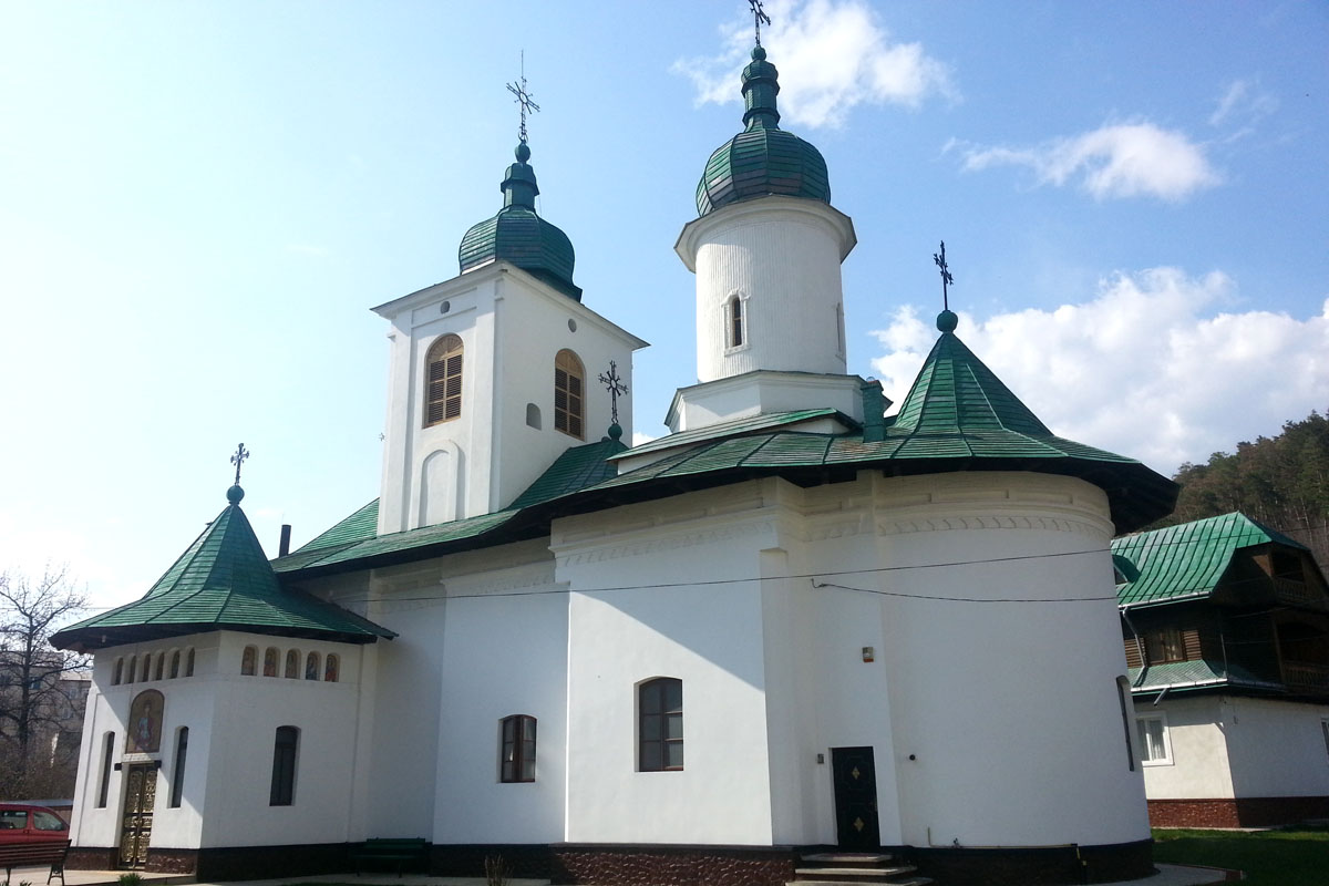 Numeroşi credincioşI la hramul bisericii „Sf. Gheorghe“ din Tg. Neamt