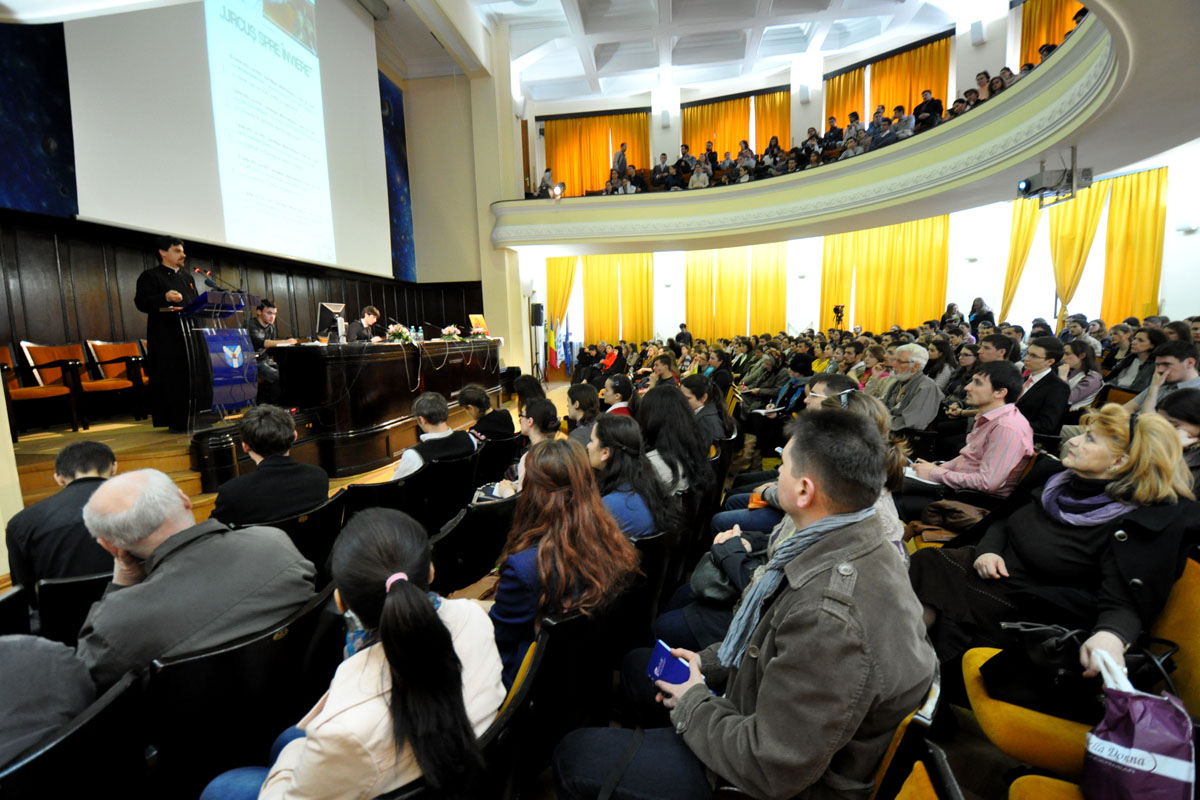 „Dincolo de luminile spectacolului lumii“